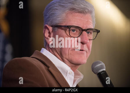 Jackson, Mississippi, États-Unis. 27 Nov, 2018. Tour de scrutin Night Party pour le sénateur Cindy Hyde-Smith à Jackson, Mississippi.Mississippi Governor Phil Bryant présente Cindy Hyde-Smith après qu'elle l'un des tour de scrutin pour le Sénat américain. Zach D Roberts.Jackson, Miss.USA.new.20181127 (crédit Image : © RobertsZUMA) Zach Fil Crédit : ZUMA Press, Inc./Alamy Live News Banque D'Images