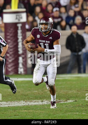 Novembre 24, 2018 College Station, TX...la Texas A&M quarterback, Kellen Mond (11), au cours de la NCAA football match entre le Texas A&M Aggies et les Tigres de LSU, College Station, TX. (Photographe complète absolue & Company Crédit : Joseph Calomeni MarinMedia.org / / Cal Sport Media) Banque D'Images