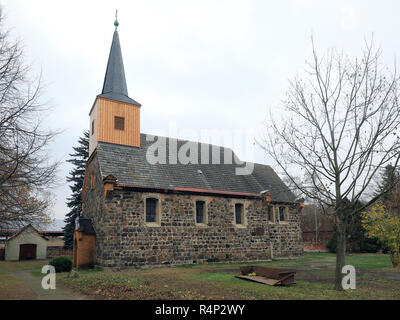 Zerbst, Allemagne. 21 Nov, 2018. L'église de Noël Polenzko. Dans l'église ont plus de trois mètres de haut figures de crèche Marie, Joseph, l'Enfant Jésus et les bergers. Pendant des siècles, les crèches représentant la naissance du Christ ont été une partie de Noël. Un exemple peut être trouvé dans l'église de Noël dans le district de Zerbst. Polenzko Crédit : Peter Gercke/dpa-Zentralbild/ZB/dpa/Alamy Live News Banque D'Images