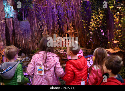 (181128) -- WASHINGTON, 28 novembre 2018 (Xinhua) -- les enfants, visitez le 'Season's Greenings : Tout le monde à bord !" au salon d'United States Botanic Garden(USBG) à Washington, DC, États-Unis, le 27 novembre, 2018. Cette année, la maison de vacances USBG pièce 'Season's Greenings : Tout le monde à bord !" se déroule du 22 novembre 2018 au 1er janvier 2019. De nombreuses reconstitutions à base de plantes de gares emblématiques de tout le pays comme New York City's Grand Central Terminal et du détroit Michigan Central Station sont exposées dans la salle. (Xinhua/Liu Jie) (aa) Banque D'Images