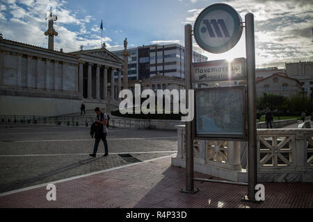 Athènes, Grèce. 28 Nov, 2018. Au cours d'une grève de 24 heures en Grèce, un homme passe devant l'entrée fermée du métro. La manifestation, organisée par la GSEE, le plus grand syndicat pour l'ensemble du secteur privé, est dirigé contre les nouvelles mesures d'austérité par le gouvernement. Il n'y a aucun bus ou métro, les ferries le séjour dans les ports. Angelos Tzortzinis : Crédit/dpa/Alamy Live News Banque D'Images