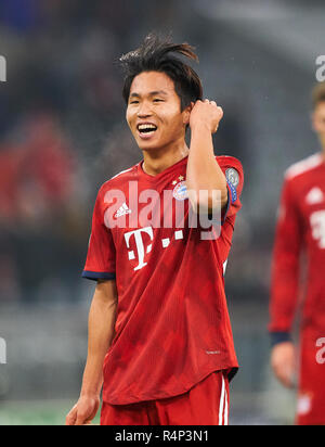Munich, Allemagne. 27 novembre, 2018. Célébration après le match : Wooyeong Jeong, FCB 20 demi-taille, portrait, FC BAYERN MUNICH - BENFICA LISBONNE 5-1 Football UEFA Champions League , Munich, le 27 novembre 2018, de la saison 2018/2019, l'étape de groupe, groupe E, FCB, Lissabon, Peter Crédit Schatz / Alamy Live News Banque D'Images