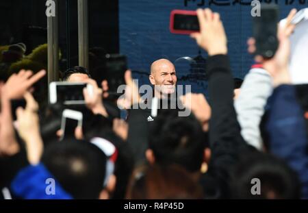 Hangzhou, Hangzhou, Chine. 28 Nov, 2018. Hangzhou, Chine-légende du football Zinedine Zidane montre à un événement promotionnel d'une grande marque de sport à Hangzhou, Province de Zhejiang. Crédit : SIPA Asie/ZUMA/Alamy Fil Live News Banque D'Images