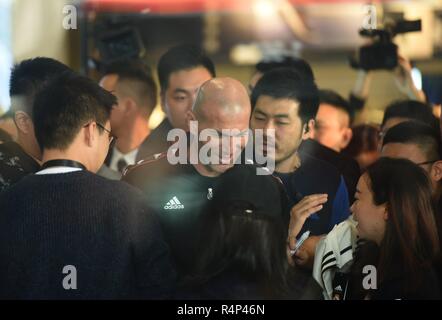 Hangzhou, Hangzhou, Chine. 28 Nov, 2018. Hangzhou, Chine-légende du football Zinedine Zidane montre à un événement promotionnel d'une grande marque de sport à Hangzhou, Province de Zhejiang. Crédit : SIPA Asie/ZUMA/Alamy Fil Live News Banque D'Images