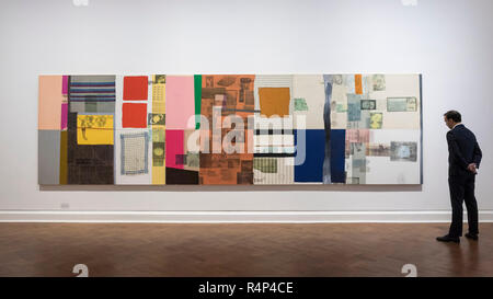 Londres, Royaume-Uni. 28 novembre 2018. Un membre du personnel vues "La moitié d'une grande tribune (propagation)', 1978. Aperçu de 'Robert Rauschenberg : Spreads, 1975-1983', la première exposition consacrée à l'artiste américain s'étend de série. Douze oeuvres clés, dont la plus grande s'étend à plus de six mètres de large, sont à voir avec des collages de papier qui se rapportent à la série s'étend. Les œuvres sont exposées à la Galerie Yvon Lambert's Gallery de Mayfair du 28 novembre au 26 janvier 2019. Crédit : Stephen Chung / Alamy Live News Banque D'Images