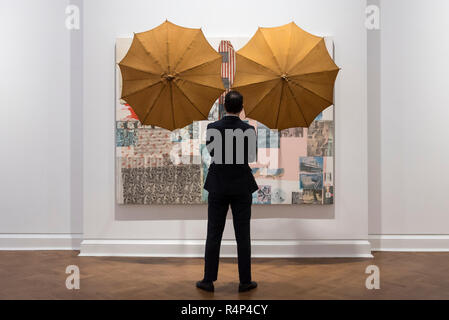 Londres, Royaume-Uni. 28 novembre 2018. Un membre du personnel vues 'Untitled (propagation)', 1982. Aperçu de 'Robert Rauschenberg : Spreads, 1975-1983', la première exposition consacrée à l'artiste américain s'étend de série. Douze oeuvres clés, dont la plus grande s'étend à plus de six mètres de large, sont à voir avec des collages de papier qui se rapportent à la série s'étend. Les œuvres sont exposées à la Galerie Yvon Lambert's Gallery de Mayfair du 28 novembre au 26 janvier 2019. Crédit : Stephen Chung / Alamy Live News Banque D'Images