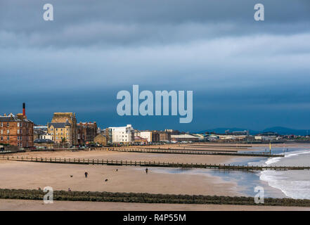 Portobello, Édimbourg, Écosse, Royaume-Uni, 28 novembre 2018. Météo France : Dark storm clouds rassembler plus de personnes à pied les chiens sur la plage de sable de Portobello que Storm Diana approches. La plage a bois épis pour protéger la rive Banque D'Images