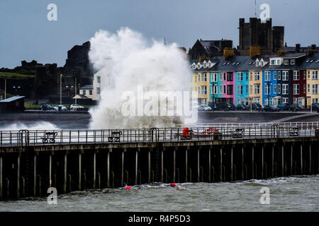 Pays de Galles Aberystwyth UK, 28/11/2018 Royaume-Uni : Météo Diana tempête, avec des vents jusqu'à 60 ou 70 mph, combiné avec une marée haute, apporte d'énormes vagues battues les défenses de la mer dans la baie de Cardigan Aberystwyth, sur la côte de l'ouest du pays de Galles. Le Met Office britannique a émis un avertissement jaune pour vent aujourd'hui et demain pour la partie ouest des îles Britanniques, avec le risque de dommages à la propriété et susceptibles de perturber les déplacements. crédit photo Keith Morris / Alamy Live News Banque D'Images