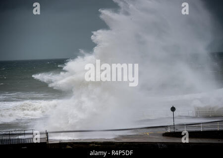 Pays de Galles Aberystwyth UK, 28/11/2018 Royaume-Uni : Météo Diana tempête, avec des vents jusqu'à 60 ou 70 mph, combiné avec une marée haute, apporte d'énormes vagues battues les défenses de la mer dans la baie de Cardigan Aberystwyth, sur la côte de l'ouest du pays de Galles. Le Met Office britannique a émis un avertissement jaune pour vent aujourd'hui et demain pour la partie ouest des îles Britanniques, avec le risque de dommages à la propriété et susceptibles de perturber les déplacements. crédit photo Keith Morris / Alamy Live News Banque D'Images