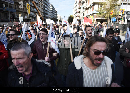 Thessalonique, Grèce. 28 Nov, 2018. Les membres de l'Union des slogans lors d'un chant de protestation antigouvernementales à mesure qu'ils défilent dans les rues de la ville. Grève du secteur public à l'échelle nationale en Grèce. Des milliers de manifestants ont manifesté à la ville grecque de Thessalonique contre les réductions des salaires et des mesures d'austérité prises par les gouvernements grecs au cours de la ans de renflouage de la Grèce, exigeant pour increasements des salaires et de meilleures conditions de travail. Credit : Giannis Papanikos/ZUMA/Alamy Fil Live News Banque D'Images