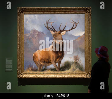 La National Gallery, Londres, Royaume-Uni. 28 novembre 2018. Un affichage des films et photographies de l'artiste Rachel Maclean, intitulé Le lion et la licorne, s'ouvre à la Galerie Nationale où ses thèmes de l'identité nationale se rapportent à l'Landseer le monarque du Glen, ouverture 29 novembre 2018, et au Musée des beaux-arts pour la première fois en 160 ans. L'artiste anglais Edwin Landseer créé une vue romantique des Highlands écossais. Image : Edwin Landseer, le monarque de la vallée. Les Galeries nationales d'Ecosse. Credit : Malcolm Park/Alamy Live News. Banque D'Images