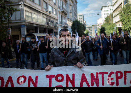 Athènes, Grèce. 28 Nov, 2018. Membre de l'unions membres du Parti communiste avant d'ouvriers combatifs (PAME) slogans appels lors d'une grève nationale de 24 heures. La plus grande confédération syndicale grecque avait appelé à une grève. Ils protestent contre les nouvelles mesures d'austérité et exigeant que le gouvernement fin les dures mesures d'austérité de ces dernières années. Angelos Tzortzinis : Crédit/dpa/Alamy Live News Banque D'Images