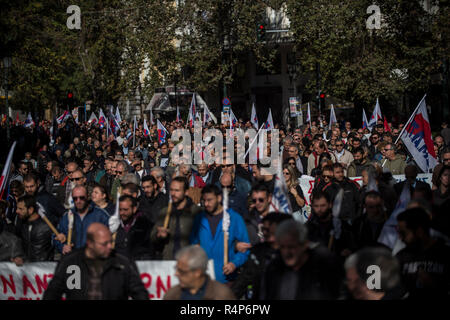 Athènes, Grèce. 28 Nov, 2018. Les membres du syndicats affiliés du militant communiste avant les travailleurs (PAME) démontrer au cours d'une grève nationale de 24 heures. La plus grande confédération syndicale grecque avait appelé à une grève. Ils protestent contre les nouvelles mesures d'austérité et exigeant que le gouvernement fin les dures mesures d'austérité de ces dernières années. Angelos Tzortzinis : Crédit/dpa/Alamy Live News Banque D'Images