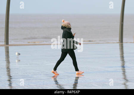 Blackpool, Lancashire, UK Weather. 28 novembre, 2018. Jour venteux froid sur la côte nord-ouest avec des coups de vent. Une période de fortes pluies et de forts vents qui est des avertissements météorologiques émis avec une certaine perte à court terme de services que les vents se renforcer. /AlamyLiveNews MediaWorldImages ; crédit. Banque D'Images