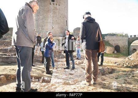 Querfurt, Allemagne. 28 Nov, 2018. Matthias Becker (M) explique les sites et leur importance lors d'une conférence de presse à Querfurt Château. Des découvertes archéologiques ont été fixés dans le cadre de vastes mesures de construction au château de Querfurt. En plus des restes de deux portes, de nombreux squelettes ont été trouvés qui témoignent d'un ancien cimetière au nord et à l'Est de l'église. La date se trouve du Moyen Âge à l'époque moderne. Credit : Johannes Stein/ZB/dpa/Alamy Live News Banque D'Images