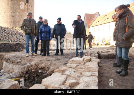 Querfurt, Allemagne. 28 Nov, 2018. Matthias Becker (M) explique les sites et leur importance lors d'une conférence de presse à Querfurt Château. Des découvertes archéologiques ont été fixés dans le cadre de vastes mesures de construction au château de Querfurt. En plus des restes de deux portes, de nombreux squelettes ont été trouvés qui témoignent d'un ancien cimetière au nord et à l'Est de l'église. La date se trouve du Moyen Âge à l'époque moderne. Credit : Johannes Stein/ZB/dpa/Alamy Live News Banque D'Images