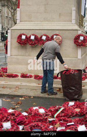 London UK. 28 novembre 2018. Déposer les couronnes de coquelicots les travailleurs qui ont été mis sur le dimanche du Jour du Souvenir au cénotaphe de Whitehall qui a célébré le centenaire de la fin de la Première Guerre mondiale en 1918 Credit : amer ghazzal/Alamy Live News Banque D'Images