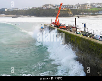 Newquay, Cornwall. 28 Nov 2018. Météo France : Storm Diana lashes west country, lutte des ouvriers pour réparer les dommages causés par les tempêtes précédentes sur Newquay's south quay comme nouvelle tempête Diana fouet le port, Cornwall, UK. Crédit : Robert Taylor/Alamy Live News Banque D'Images