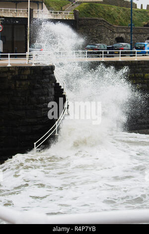 Pays de Galles Aberystwyth UK, 28 Nov 2018. Météo France : Diana, avec le renforcement des vents jusqu'à 60 ou 70 mph, continue à jeter des vagues énormes défenses contre la mer à Aberystwyth, sur la côte ouest de la Baie de Cardigan au Pays de Galles. Le Met Office britannique a émis un avertissement jaune pour vent aujourd'hui et demain pour la partie ouest des îles Britanniques, avec le risque de dommages à la propriété et susceptibles de perturber les déplacements. crédit photo Keith Morris / Alamy Live News Banque D'Images