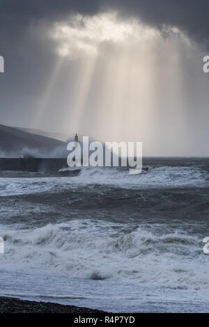 Pays de Galles Aberystwyth UK, 28 Nov 2018. Météo France : Diana, avec le renforcement des vents jusqu'à 60 ou 70 mph, continue à jeter des vagues énormes défenses contre la mer à Aberystwyth, sur la côte ouest de la Baie de Cardigan au Pays de Galles. Le Met Office britannique a émis un avertissement jaune pour vent aujourd'hui et demain pour la partie ouest des îles Britanniques, avec le risque de dommages à la propriété et susceptibles de perturber les déplacements. crédit photo Keith Morris / Alamy Live News Banque D'Images