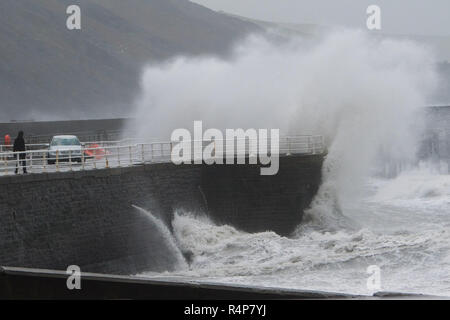 Pays de Galles Aberystwyth UK, 28 Nov 2018. Météo France : Diana, avec le renforcement des vents jusqu'à 60 ou 70 mph, continue à jeter des vagues énormes défenses contre la mer à Aberystwyth, sur la côte ouest de la Baie de Cardigan au Pays de Galles. Le Met Office britannique a émis un avertissement jaune pour vent aujourd'hui et demain pour la partie ouest des îles Britanniques, avec le risque de dommages à la propriété et susceptibles de perturber les déplacements. crédit photo Keith Morris / Alamy Live News Banque D'Images