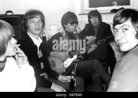 Les membres du groupe de rock britannique Rolling Stones (lr) Brian Jones, Mick Jagger, Keith Richards, Bill Wyman et Charlie Watts dans leur robe robe avant un spectacle de cirque en Krone-Bau à Munich le 14.9.1965. Dans le monde d'utilisation | Banque D'Images