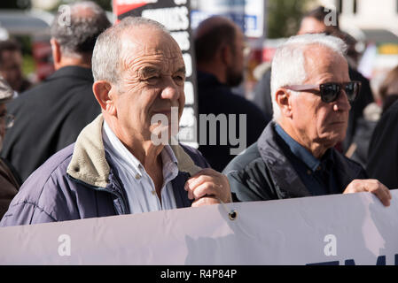 Athènes, Grèce. 28 Nov 2018. Mars grévistes holding bannières et criant des slogans contre la législation du travail. Des milliers de personnes descendues dans la rue en participant à une grève générale de 24 heures organisée par les syndicats du secteur privé, pour protester contre le chômage, les bas salaires et la législation du travail. Credit : Nikolas Georgiou/Alamy Live News Banque D'Images