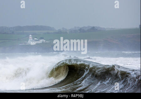 Myrtleville, Cork, Irlande. 28 novembre,2018. Roches Point Lighthouse dans l'arrière-plan comme de grandes vagues crash sur la côte pendant une tempête à Diana, Myrtleville Co. Cork, Irlande. Crédit : David Creedon/Alamy Live News Banque D'Images