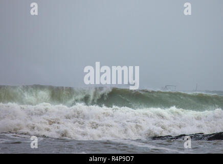 Myrtleville, Cork, Irlande. 28 novembre,2018. Cemgulf' 'Transporteur de ciment se trouve à l'ancre dans une mer pendant une tempête au large de Diana, Myrtleville, Espagne Crédit : David Creedon/Alamy Live News Banque D'Images
