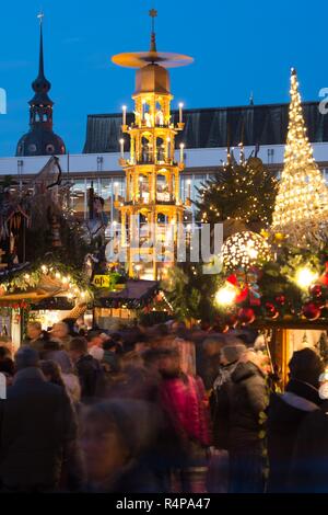 Dresde, Allemagne. 28 Nov, 2018. La pyramide de Noël tourne derrière la cale à l'Striezelmarkt. Le marché de Noël sur la Altmarkt est ouvert jusqu'au 24 décembre. Credit : Sebastian Kahnert/dpa/Alamy Live News Banque D'Images