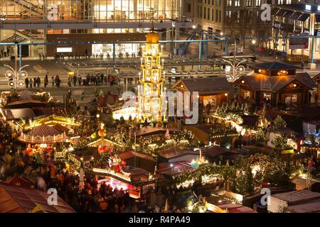 Dresde, Allemagne. 28 Nov, 2018. La pyramide de Noël tourne derrière la cale à l'Striezelmarkt. Le marché de Noël sur la Altmarkt est ouvert jusqu'au 24 décembre. Credit : Sebastian Kahnert/dpa/Alamy Live News Banque D'Images