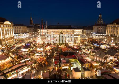 Dresde, Allemagne. 28 Nov, 2018. Les ventes se tient sur le Striezelmarkt sont bien éclairée. Le marché de Noël sur la Altmarkt est ouvert jusqu'au 24 décembre. Credit : Sebastian Kahnert/dpa/Alamy Live News Banque D'Images