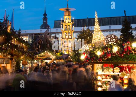 Dresde, Allemagne. 28 Nov, 2018. La pyramide de Noël tourne derrière la cale à l'Striezelmarkt. Le marché de Noël sur la Altmarkt est ouvert jusqu'au 24 décembre. Credit : Sebastian Kahnert/dpa/Alamy Live News Banque D'Images