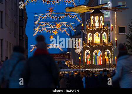 Dresde, Allemagne. 28 Nov, 2018. Le jour de l'ouverture, les visiteurs passent par le marché de Noël à l'église Frauenkirche. Le marché de Noël est ouvert jusqu'au 24 décembre. Credit : Monika Skolimowska/dpa-Zentralbild/ZB/dpa/Alamy Live News Banque D'Images