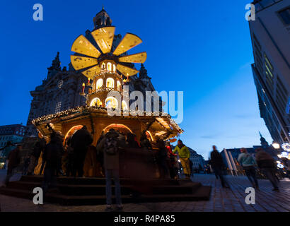 Dresde, Allemagne. 28 Nov, 2018. Un vin chaud est pyramide le jour de l'ouverture sur le marché de Noël à l'église Frauenkirche. Le marché de Noël est ouvert jusqu'au 24 décembre. Credit : Monika Skolimowska/dpa-Zentralbild/ZB/dpa/Alamy Live News Banque D'Images