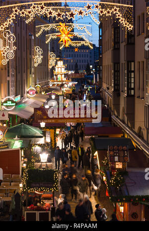 Dresde, Allemagne. 28 Nov, 2018. Le jour de l'ouverture, les visiteurs passent par le marché de Noël à l'église Frauenkirche. Le marché de Noël est ouvert jusqu'au 24 décembre. Credit : Monika Skolimowska/dpa-Zentralbild/ZB/dpa/Alamy Live News Banque D'Images