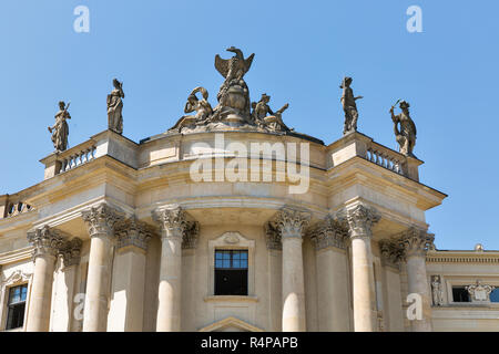 La bibliothèque de l'université de Humboldt sur statues, Faculté de droit sur la place Bebel à Berlin, Allemagne, Banque D'Images