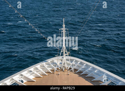 Vue avant de la proue du bateau en passant par les vagues de vent Banque D'Images