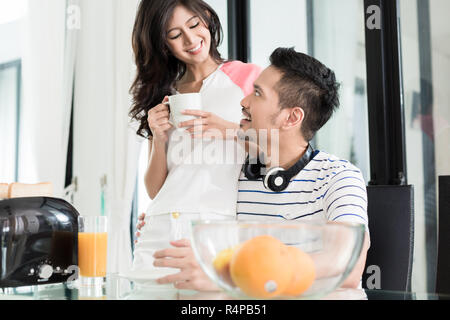 Asian couple le petit-déjeuner avec du pain grillé et du café Banque D'Images