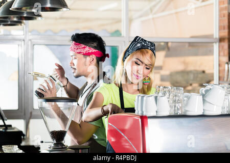 La femme et l'homme dans Asian cafe préparer le café Banque D'Images