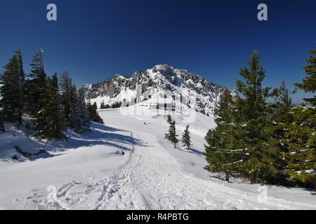 Vue depuis le sentier de randonnée de neige à la station de montagne le téléphérique de kampenwand,,chiemgau haute-bavière, Allemagne du sud Banque D'Images