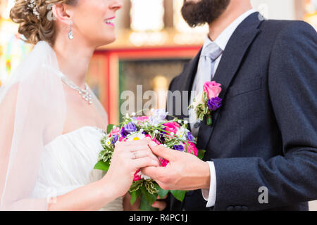 Suite Nuptiale à l'église mariage couple ayant Banque D'Images