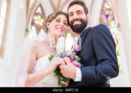 Suite Nuptiale à l'église mariage couple ayant Banque D'Images