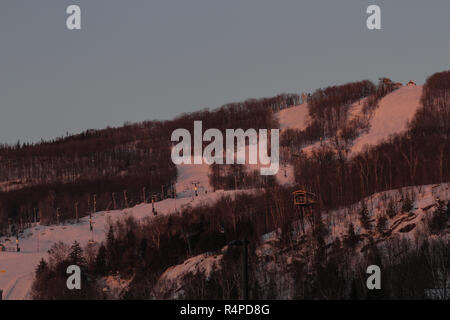 Un coucher de soleil sur la pente de ski au Mont Tremblant au Québec Banque D'Images