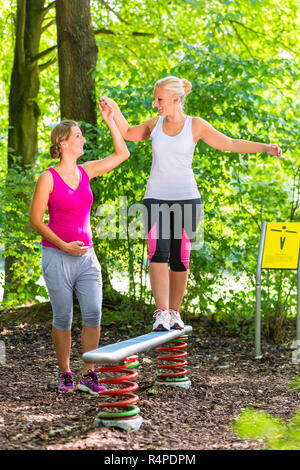 Soldes femme enceinte obtenez de l'aide de partenaire formation. Banque D'Images