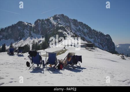 Soleil sur la sonnen-alm kampenwand,,avec une vue sur la station de montagne du téléphérique,,chiemgau haute-bavière, Allemagne du sud Banque D'Images