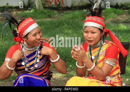 Les filles des tribus portant des costumes traditionnels et se retrouvent au centre de Shaheed Minar à Dhaka le marquant la Journée internationale des populations autochtones du monde P Banque D'Images