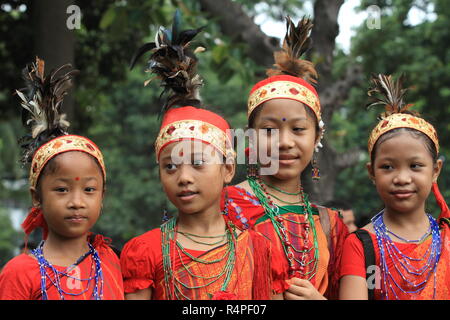 Les filles des tribus portant des costumes traditionnels et se retrouvent au centre de Shaheed Minar à Dhaka le marquant la Journée internationale des populations autochtones du monde P Banque D'Images