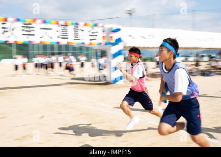 Junior High School Student in School Sports le jour Banque D'Images