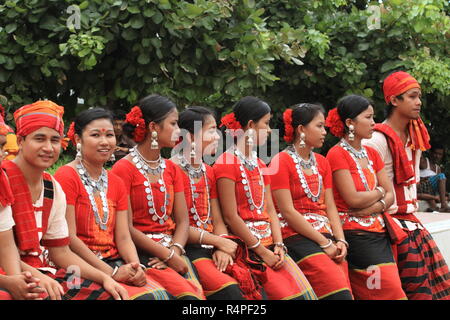 Les filles des tribus portant des costumes traditionnels et se retrouvent au centre de Shaheed Minar à Dhaka le marquant la Journée internationale des populations autochtones du monde P Banque D'Images